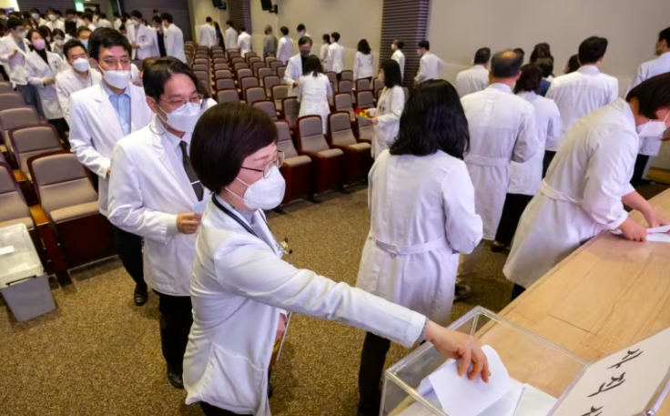 “South Korean Medical Professors Stage Resignations and Work Hour Reductions in Protest Against Admission Seat Expansion”