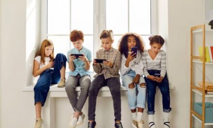 Study Finds Adolescents Spend 1.5 Hours on Smartphones During School Hours