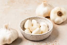 Raw White Garlic Shows Potential in Boosting Heart Health and Reducing Disease Risk, Study Finds