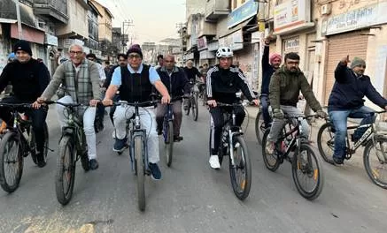 “Union Minister Dr. Mansukh Mandaviya Leads ‘Fit India Sundays on Cycle’ in Porbandar with Support from Olympian Lovlina Borgohain and Wrestler Sangram Singh”