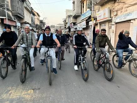 “Union Minister Dr. Mansukh Mandaviya Leads ‘Fit India Sundays on Cycle’ in Porbandar with Support from Olympian Lovlina Borgohain and Wrestler Sangram Singh”