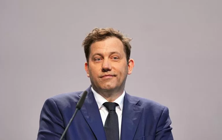 SPD Leader Lars Klingbeil Shares Inspiring Recovery from Tongue Cancer, Highlights Early Warning Signs