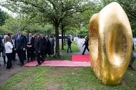 Croatia donates sculpture to WHO